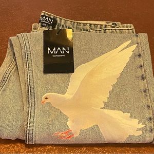 BOOHOO MAN RELAXED FIT TEXT DOVE PRINT JEAN